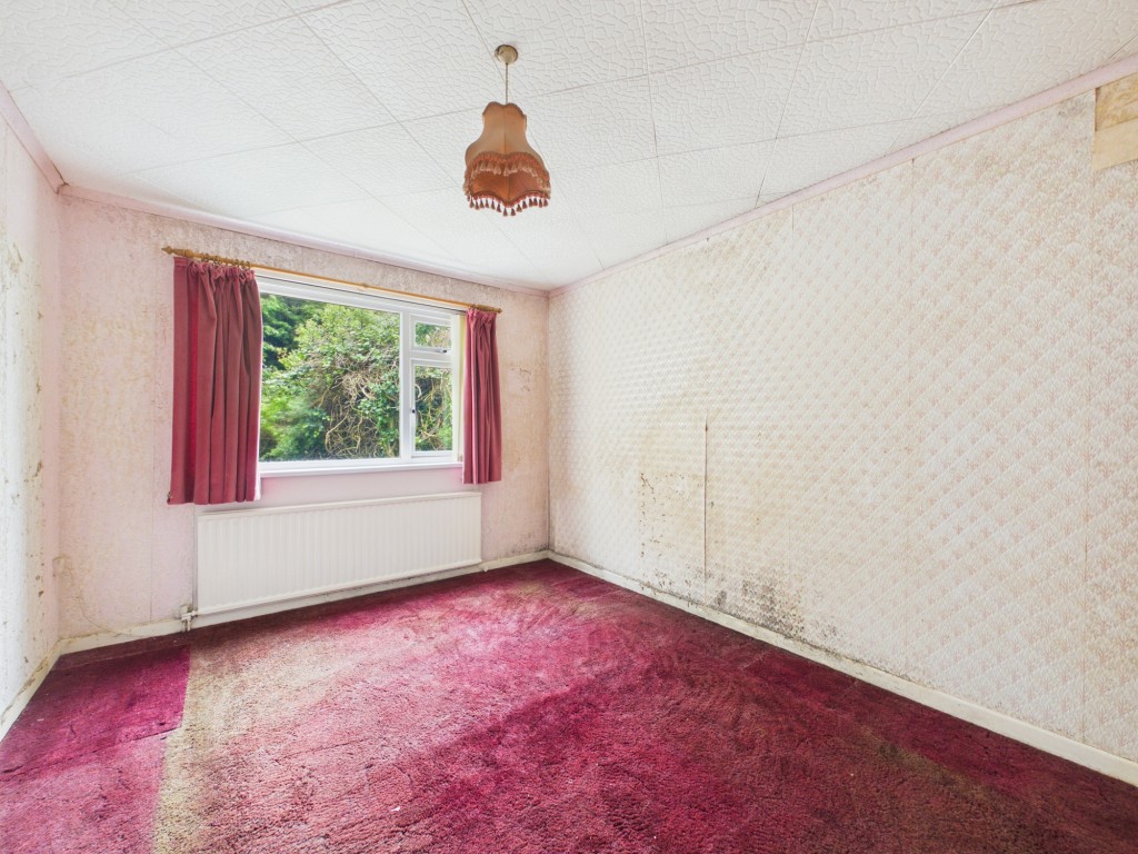 Lot: 102 - LINK-DETACHED TWO-BEDROOM BUNGALOW FOR UPDATING - Bedroom one